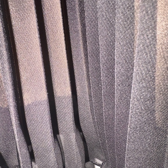 GATA. Elegant Black Pleated Skirt. SIZE. 36 - Picture 9 of 13